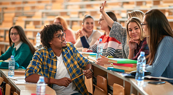 Des étudiants lancent leurs chapeaux après avoir réussi leur diplôme grâce au coaching scolaire